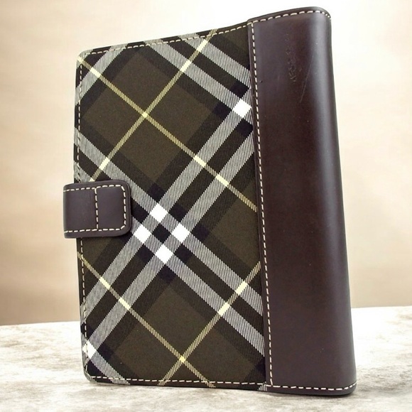 Burberry Signature Nova Check Agenda/Passport Holder π - Picture 3 of 16